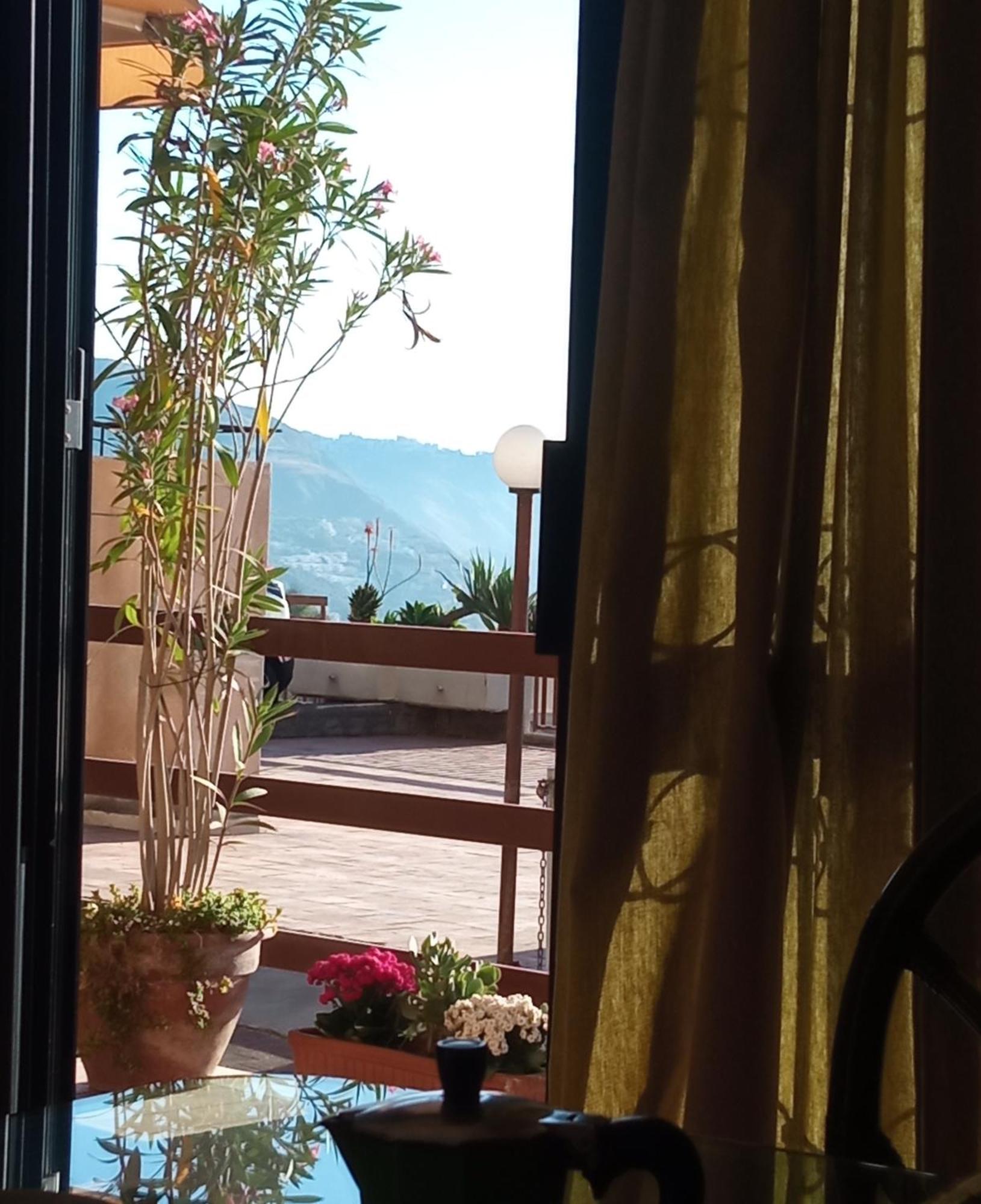 Mara'S House, 10 Minuti A Piedi Dal Centro, Parcheggio Privato Apartment ตาออร์มินา ภายนอก รูปภาพ